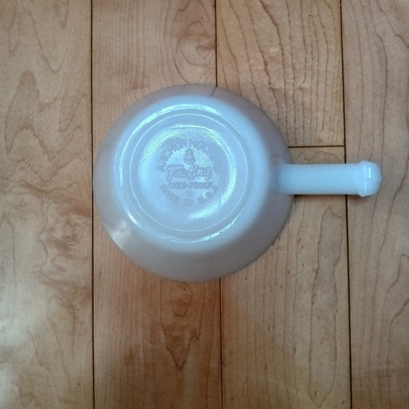 Vintage Anchor Hocking Fire King one handle bowl - Picture 3 of 3